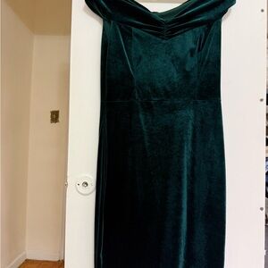 Chic Strapless Velvet Dress in Deep Green